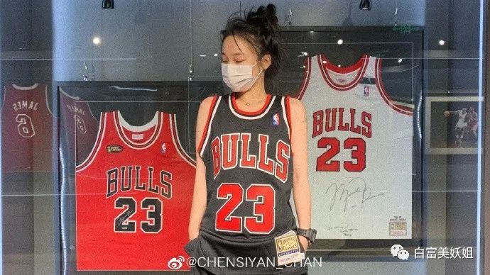 拜佛名媛翻车啦，背景被人扒底朝天