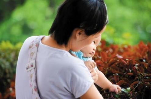 宝宝床上跌落如何判断摔到头没,宝宝摔下床正确对待的方式