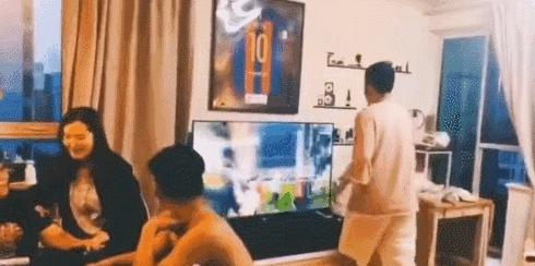 巴萨布斯克茨假摔偷笑,巴萨人对苏醒砸电视的看法