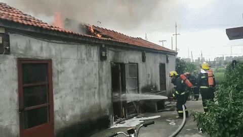 水城着火的视频最新,厨房失火浓烟滚滚的视频