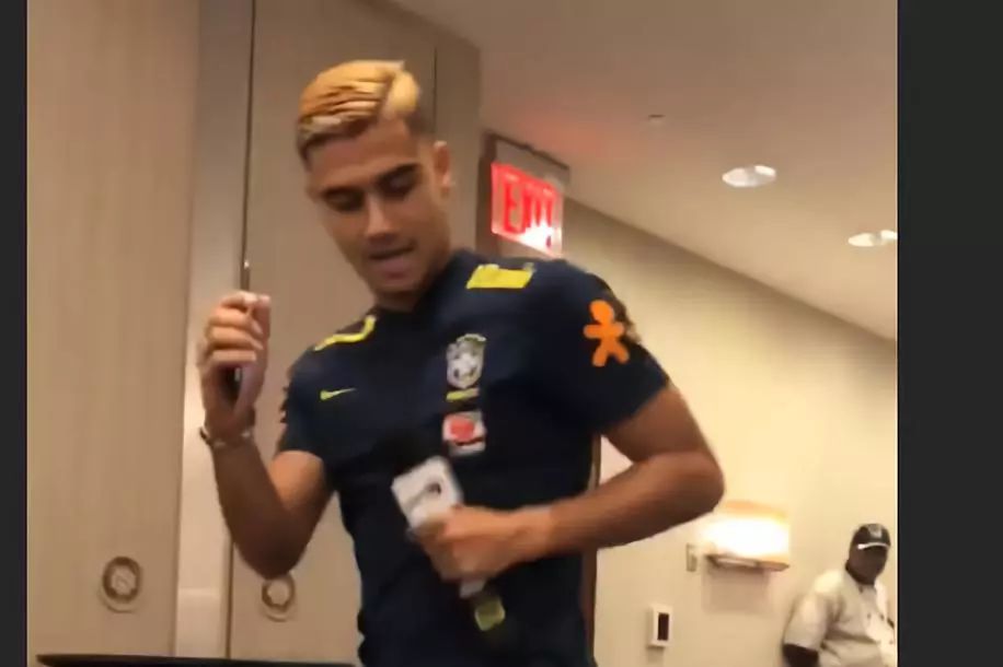 曼联季前赛全勤天才再遭弃用，恐拒绝续约！因一场球失去穆帅器重