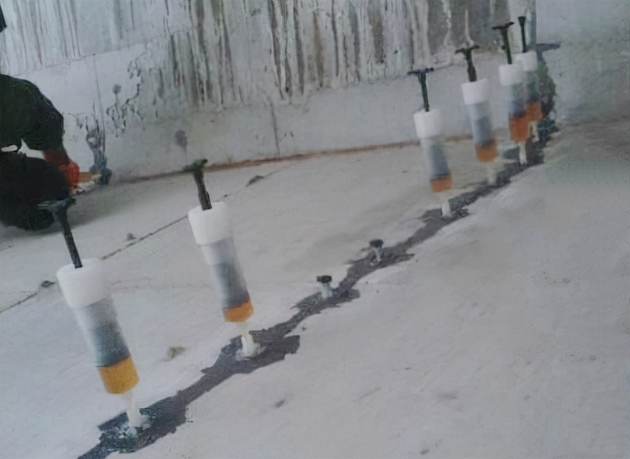 卫生间注胶免砸砖补漏靠谱吗,注胶补漏最好的方法