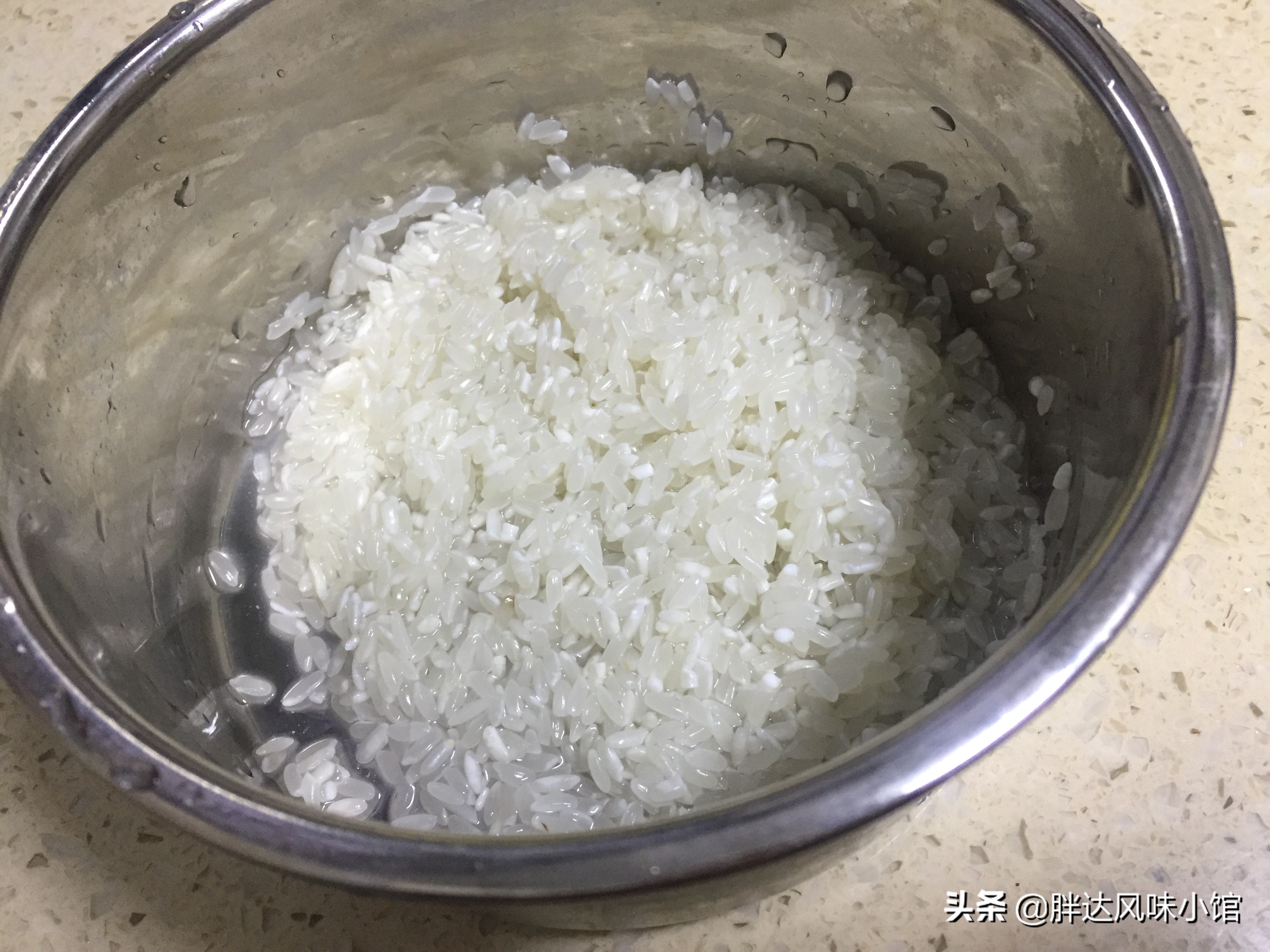 鸡肉只能炖汤喝？这样做好吃到一碗接一碗，香菇腊肠焖鸡饭