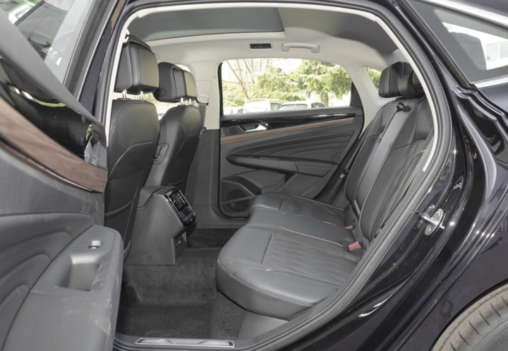 曾经的b级合资轿车之光帕萨特,曾经的b+级热门车君越