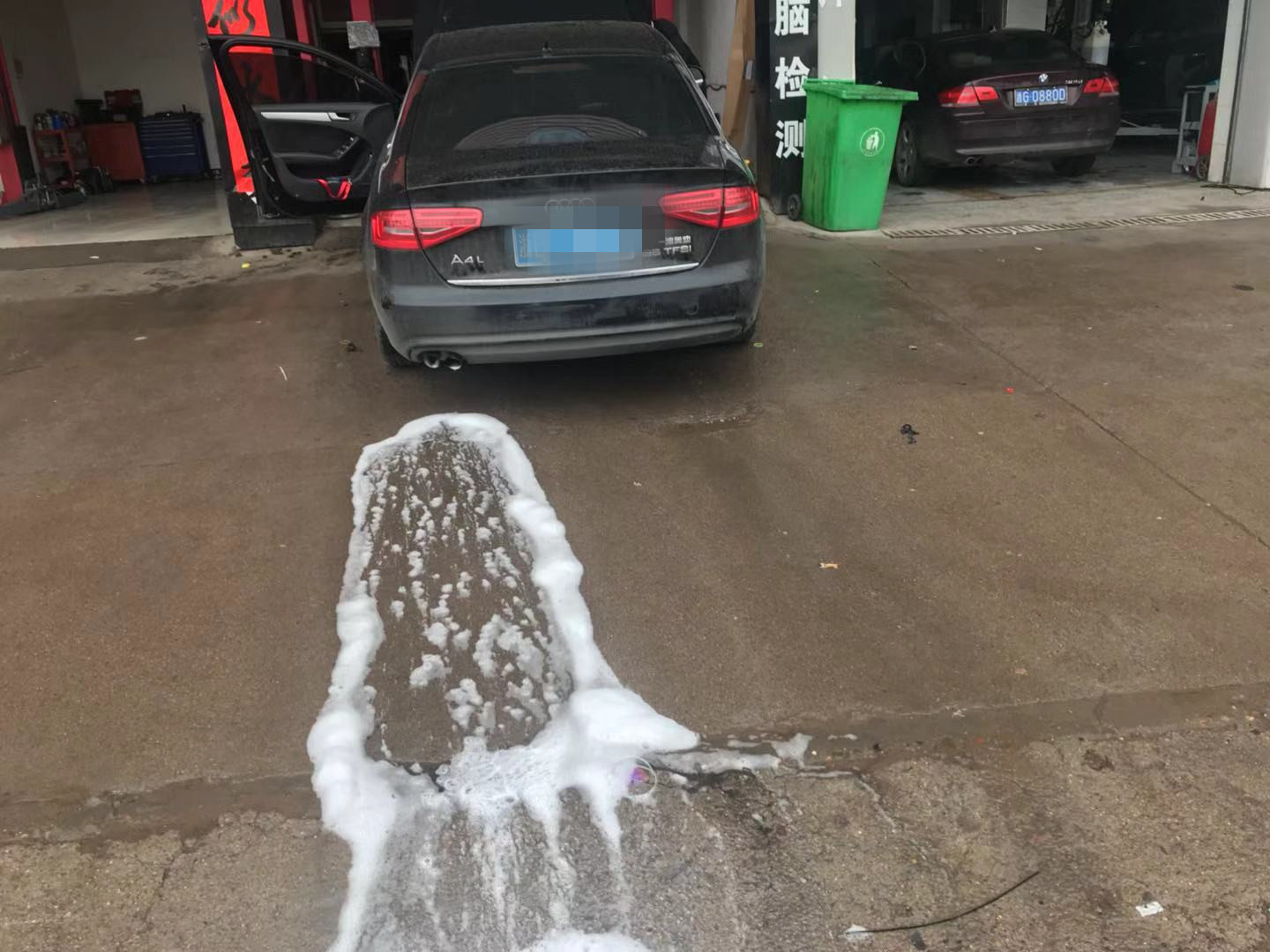 奥迪a4l严重烧机油怎么解决,奥迪a4l缸盖三通刚换过还是漏水