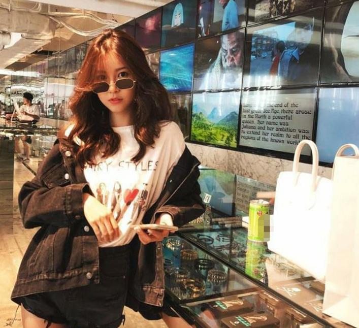 张子萱挺孕肚逛街,张子萱晒陈赫回复