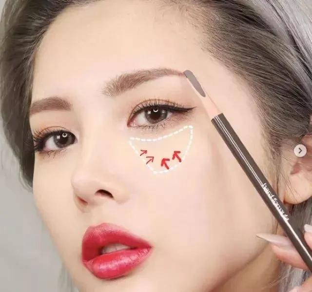 她为什么没眼技？怎么改善眼睛无神的态势