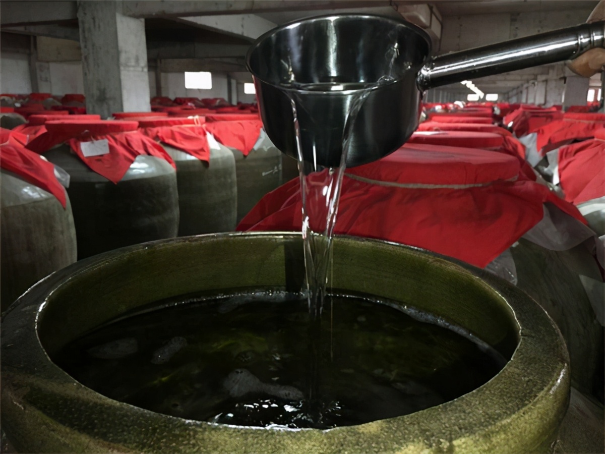 领品勇Y6酱香酒：为什么酱香型白酒色泽微黄？