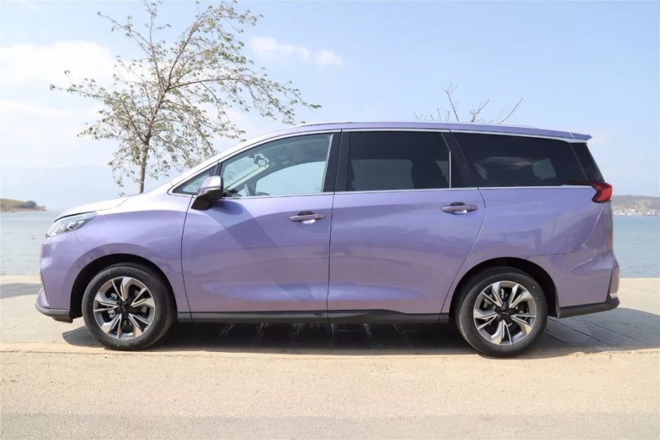 带着全家人一起房车自驾游,大通g50手动挡低配试驾视频