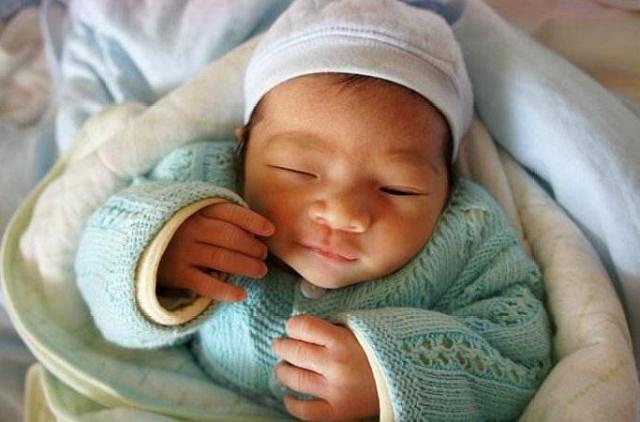 2月龄宝宝喂养护理全指南,2月宝宝打疫苗妈妈需要关注什么