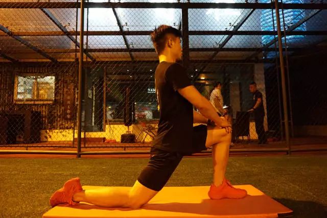 膝盖外侧疼居然是因为脚踝？这么练可以缓解