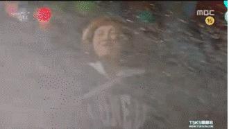 雨天开车溅人一身水可以举报吗,雨天开车溅人一身水违法