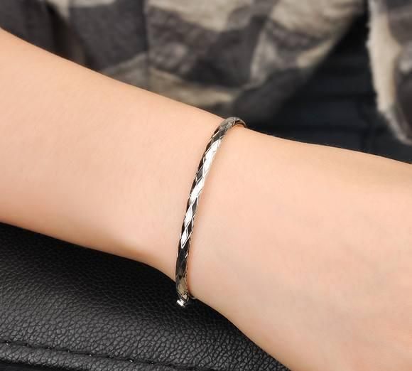 手小戴什么样的金手镯不老气,30岁女人戴什么款式金手镯好看