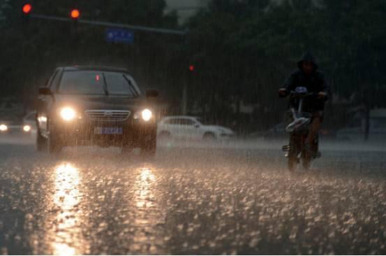 发动机进水到底要怎么办,雨天发动机进水怎么修复