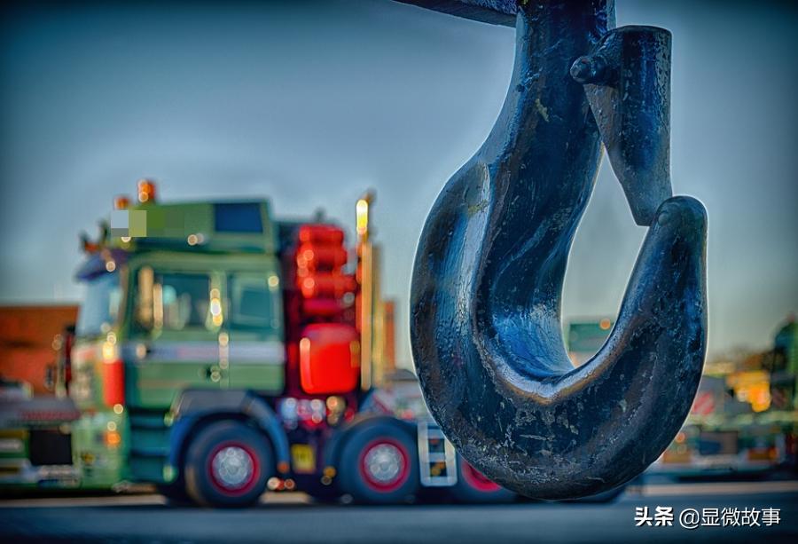 货运司机被挤压,被货车挤下高速的司机怎么样了