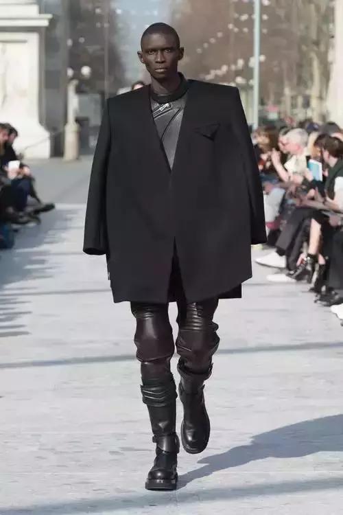 米兰时装周明星造型和模特对比,米兰时装周明星看秀造型