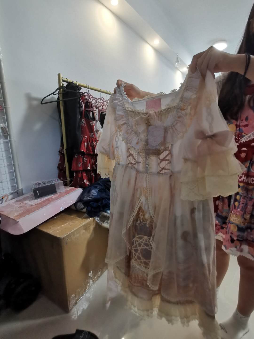 商家回应女生穿脏裙子后退货,服装店客人试穿后有狐臭味
