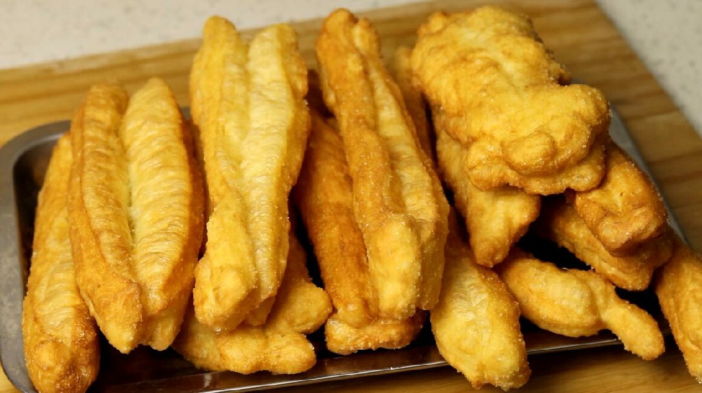 炸油条好吃又软和的做法,炸油条酥脆松软教学