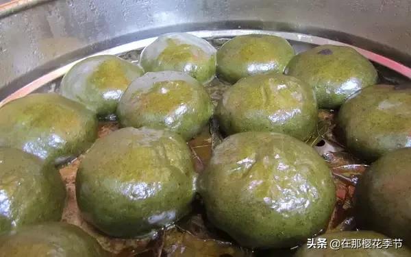 一位客家妈妈用艾草煮水给儿子洗澡，结果万万没想到...