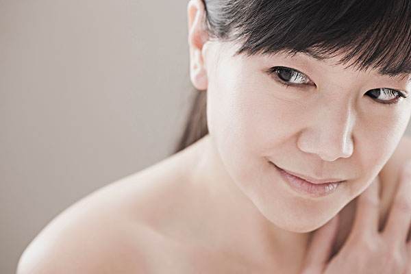 妹妹旁边长了个痘痘怎么办,三角区反复长痘痘