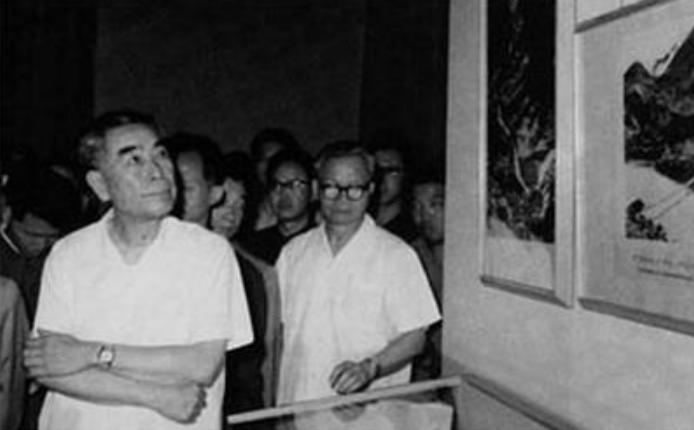 周总理最后2年，体重61斤平均40天一场手术，临终前苦等发妻