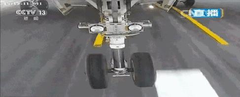 飞机降落如何对准跑道中线,飞机降落时如何精准对准中线