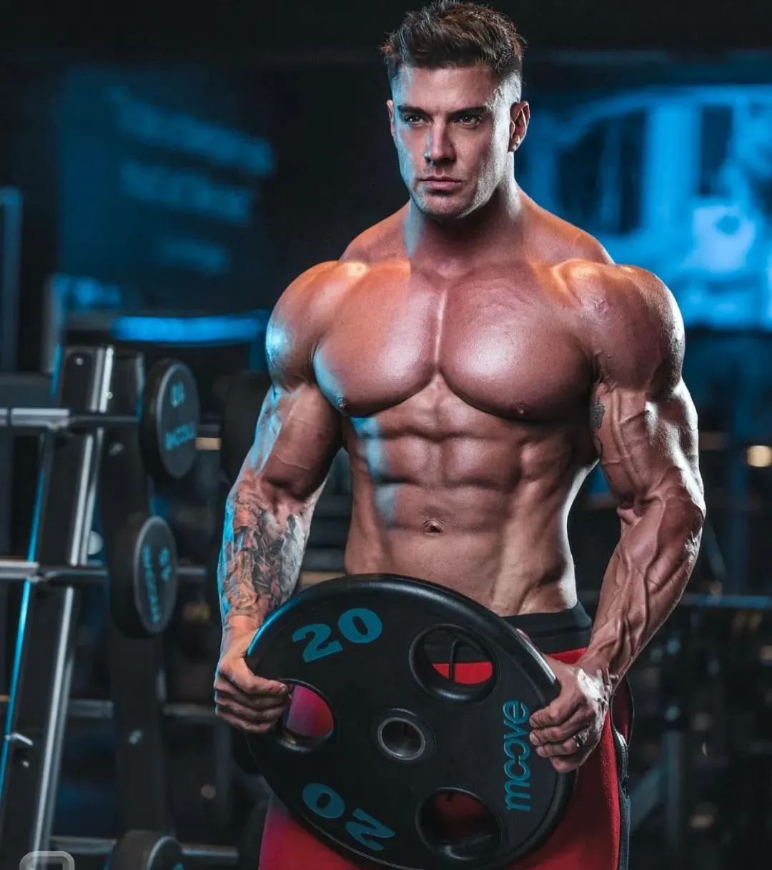 26岁小伙增肌健身,男子健身一年胸肌“暴长”