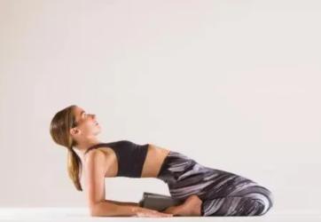 腰腹易囤肉？多是经络不畅，每天这么躺1分钟，久坐也不长肉