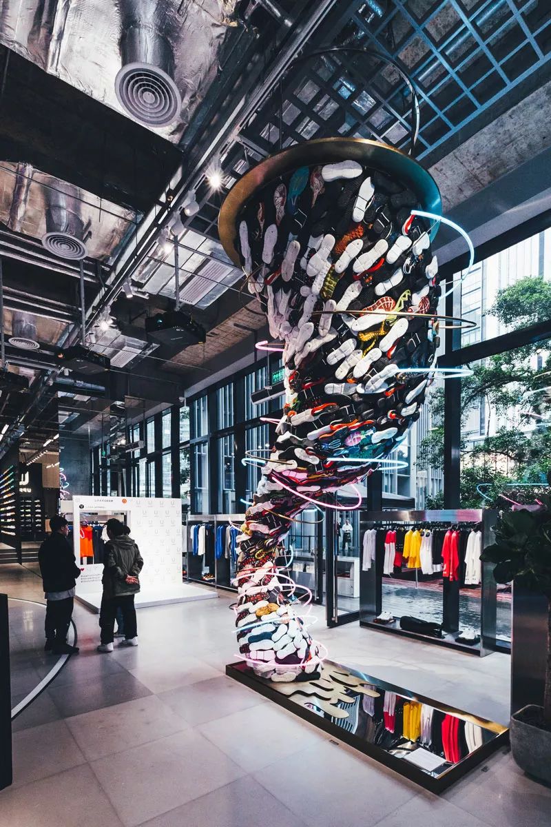 “Valentino红”降临东京，冠希哥说最近的生活“888”