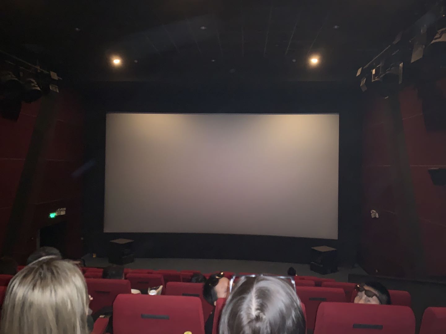 万达影院智能放映竟卡机16分钟更糟糕的是，电影结束后观众只能摸黑离场