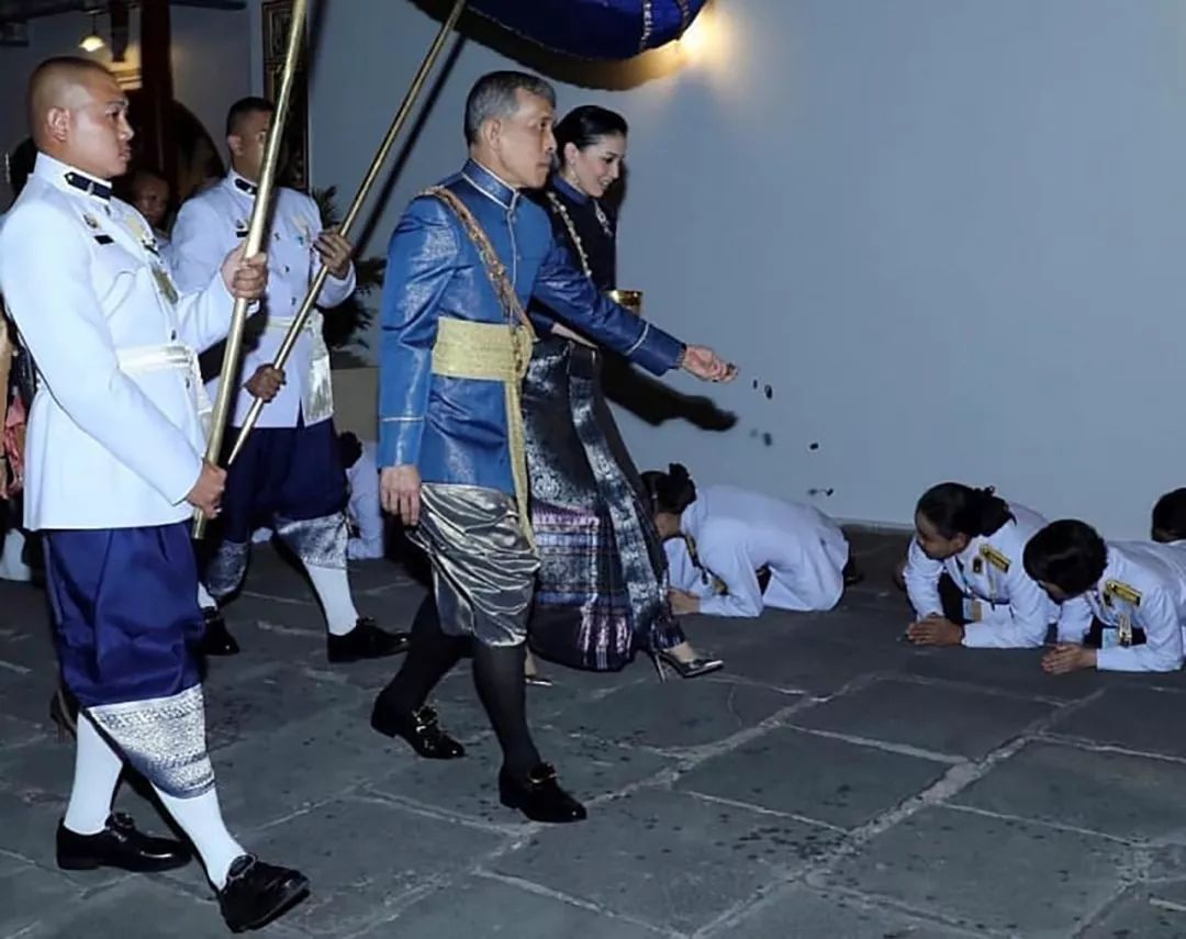 泰王出席加冕礼,泰王夫妇全部视频