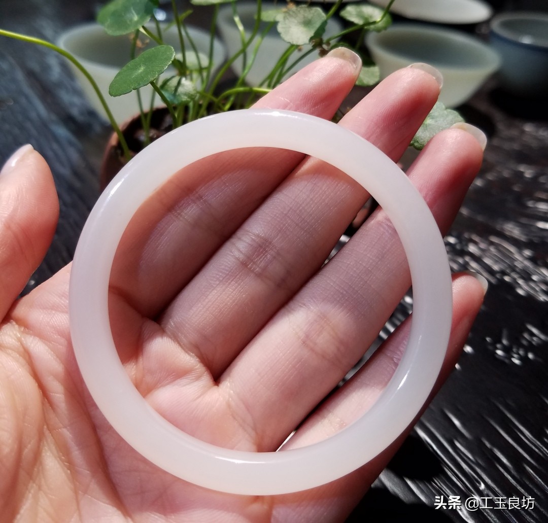 怎样挑选一款适合自己的手镯,手镯怎么选显年轻