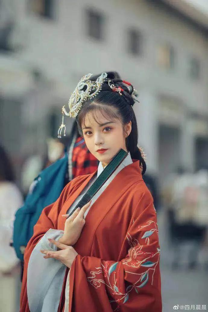 00后女孩演绎四大名著美女，凭一个造型火出圈，200万网友点赞