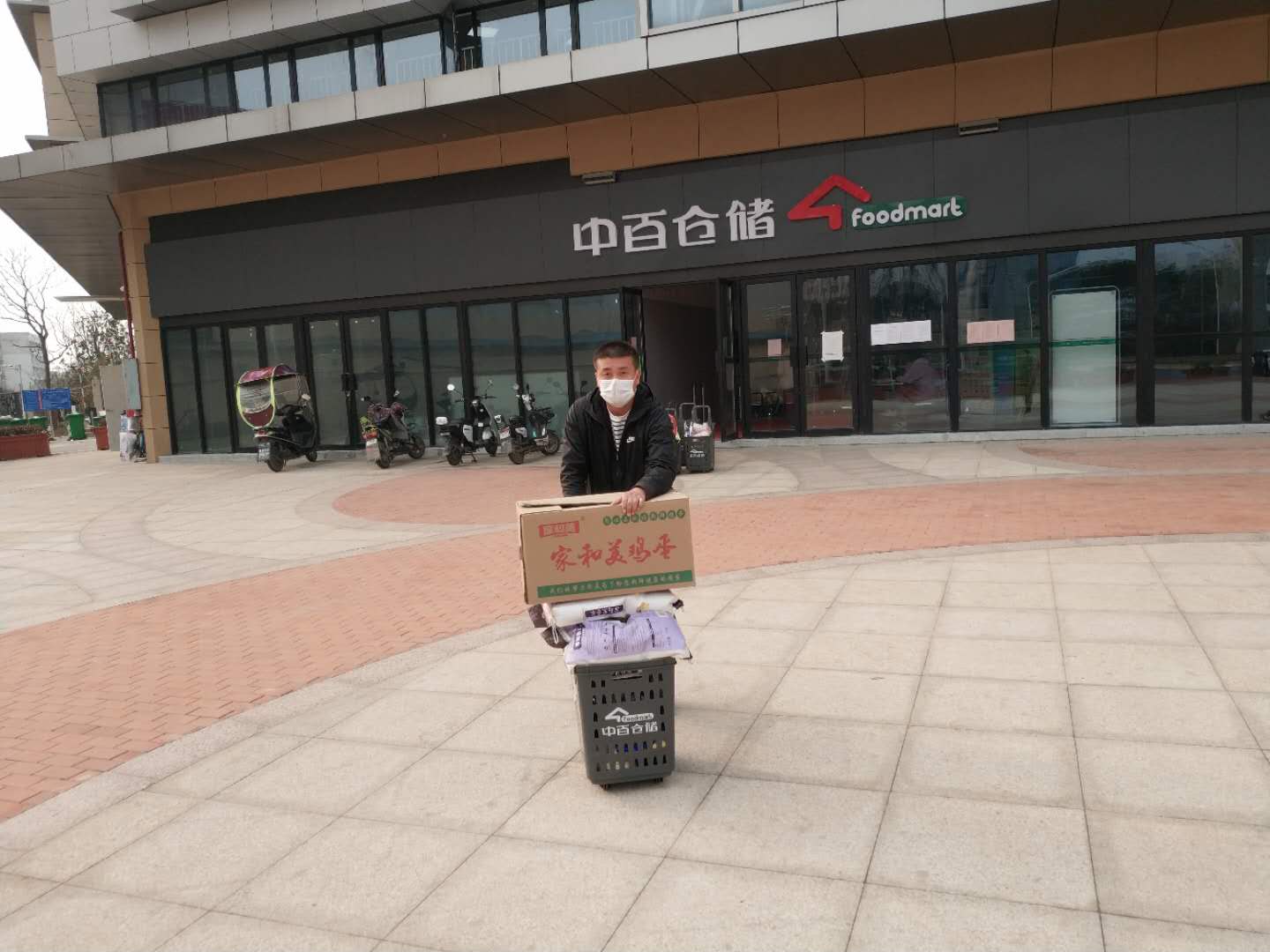 在东原纳帕溪谷，有一个“抛妻弃子”舍身抗疫的物业人