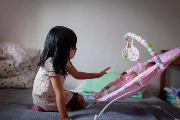 哥哥第一次看刚出生的妹妹,哥哥第一次看到刚出生的妹妹