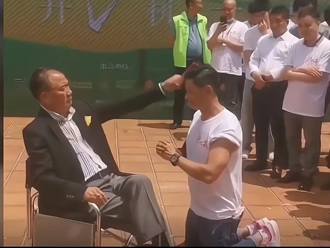 64岁万梓良半月收俩干女儿！被对方亲脸好享受，却因此惹麻烦