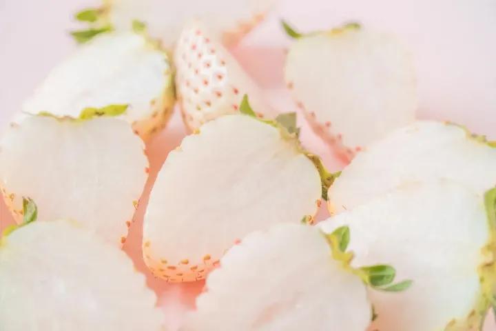 一颗60元，白色草莓出圈背后：网红水果的套路，骗惨这届年轻人