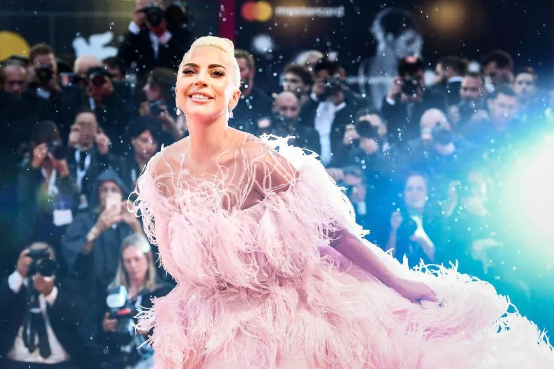ladygaga承认自己是个平凡人,ladygaga一个明星的诞生发布会