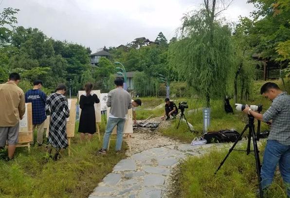 中国画《一岭红霞锁住春》在东京都美术馆展出，被日本前首相收藏
