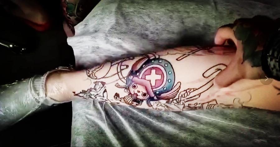 网友把草帽团纹在了腿上，好看是好看，老了怎么办？