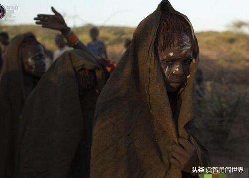 非洲最残忍的风俗，年青女子被亲生父母送去割礼，至今依然保留着