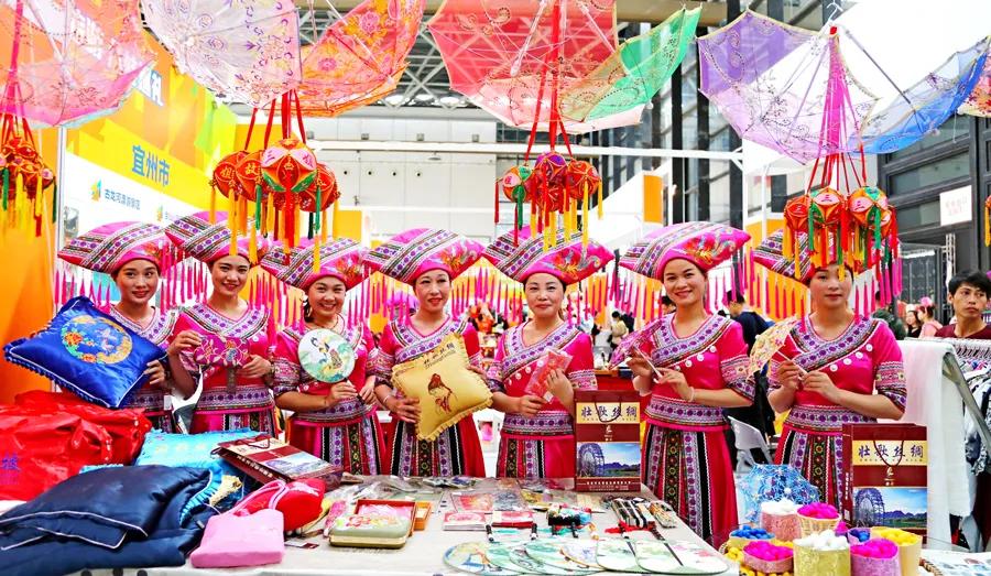 涓涓细流汇聚成浩瀚的大海,涓涓细流汇聚成海英语