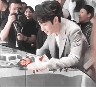 高情商的男生如何提醒女生口红沾牙上了？刘昊然的回答是最甜的