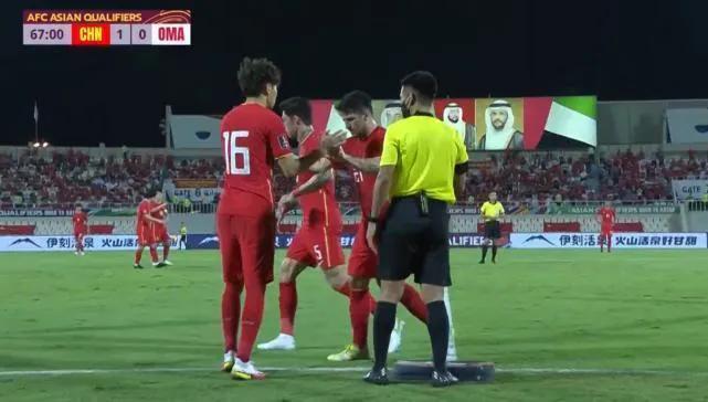国足vs阿曼李铁换人失误吗,国足vs阿曼李铁场上说什么