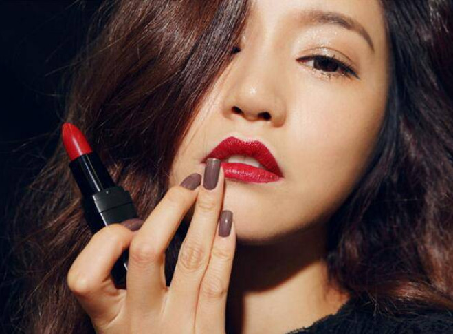 口红颜色太深能不能变浅一点,经常涂口红会让唇色变深还是变浅