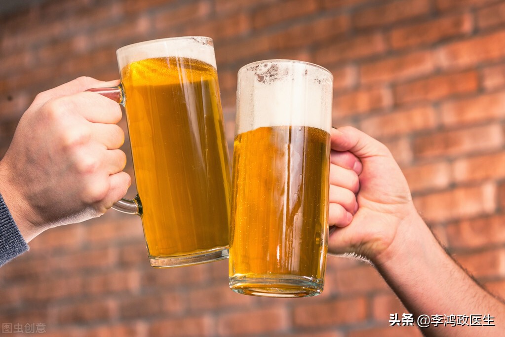 男子腹痛就医竟抽出牛奶血,男人腹痛抽出乳白色血液
