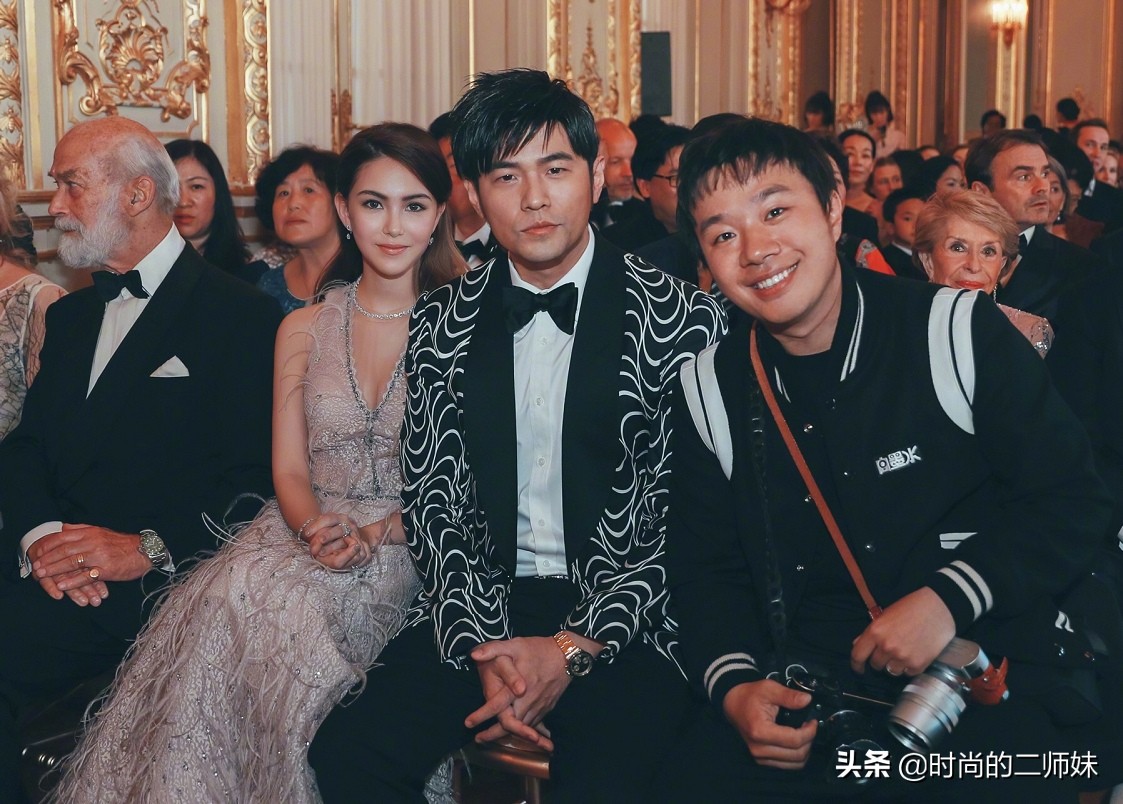 昆凌时尚大片曝光视频,昆凌现身紧身牛仔裤外套身材