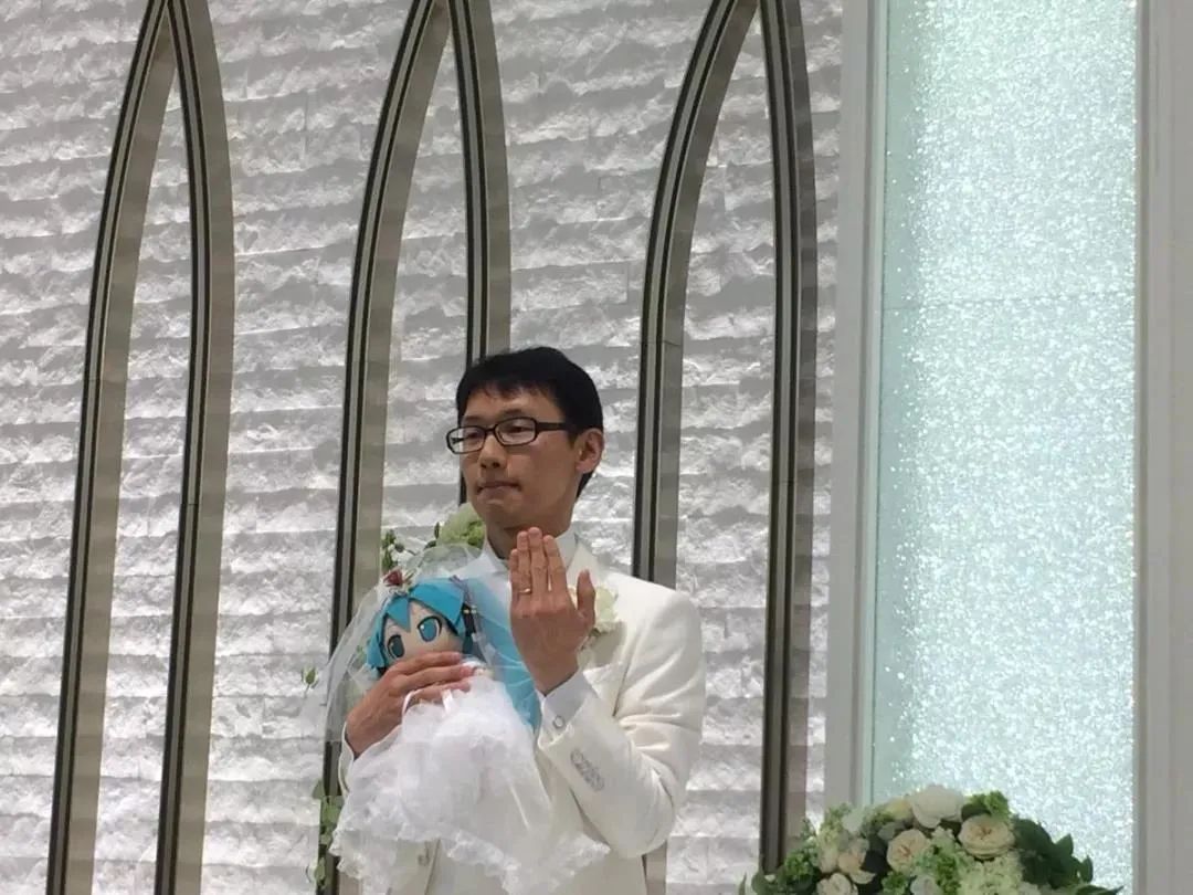 和初音结婚的真实现状,花200万和初音结婚的日本男子