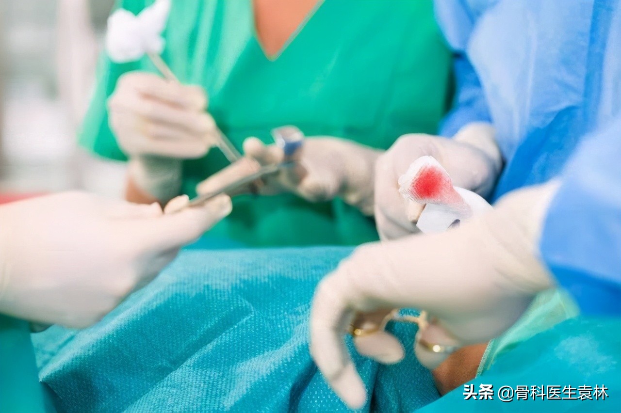 右侧膝关节少量积液髌上囊积液,膝关节痛有积液什么原因怎么解决