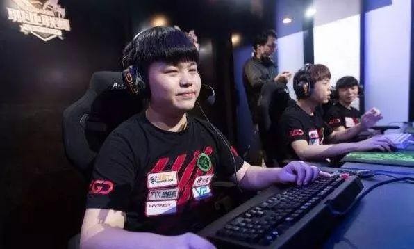 英雄联盟的职业选手也欠钱不还？网友评论：这种人也配打职业？